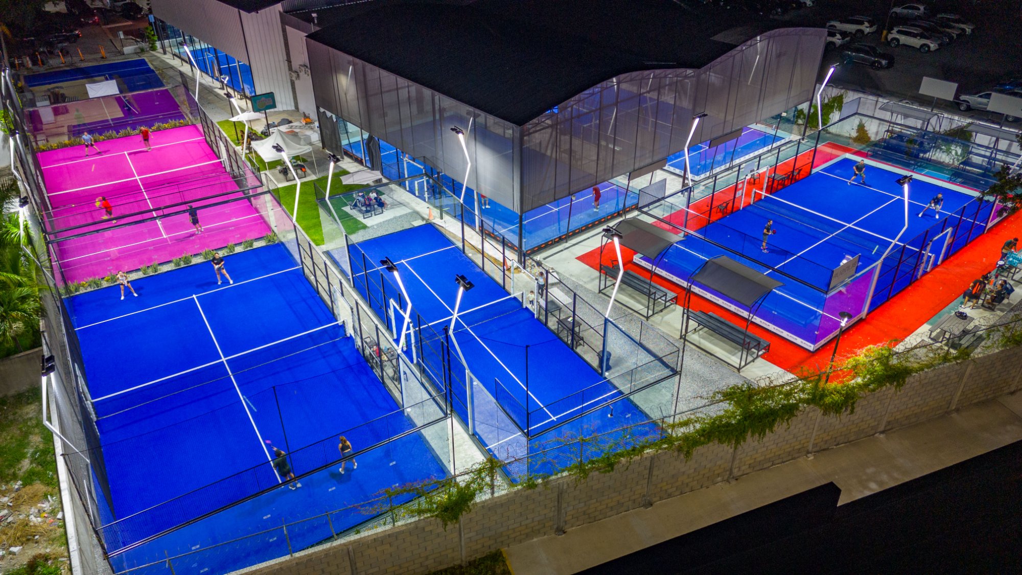 Cancha de pádel panorámica con cristales templados 12 mm, pasto sintético azul y alumbrado LED profesional — Padel Center México